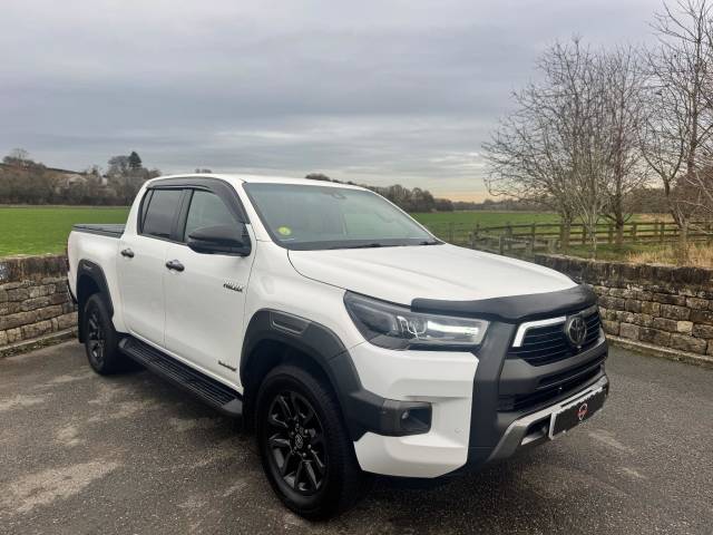 Toyota Hilux 2.8 D-4D Invincible X Auto 4WD Euro 6 (s/s) 4dr Pickup Diesel White